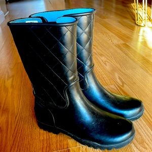 Sperrys top sider waterproof boot! Super comfortable, I just never wear them